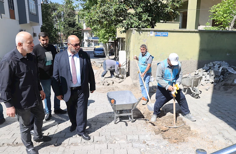 DULKADİROĞLU’NDA YIKIM ÇALIŞMALARINDA HASAR GÖREN KALDIRIMLAR YENİLENİYOR