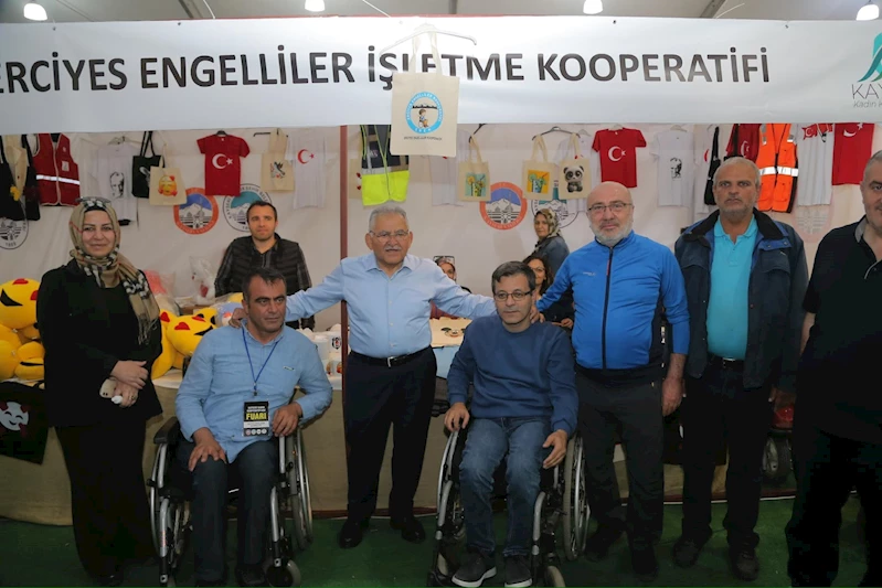 Başkan Büyükkılıç, Kayseri 2’nci Kadın Kooperatifleri Fuarı ve Yöresel Ürünler Fuarı’nı Ziyaret Etti