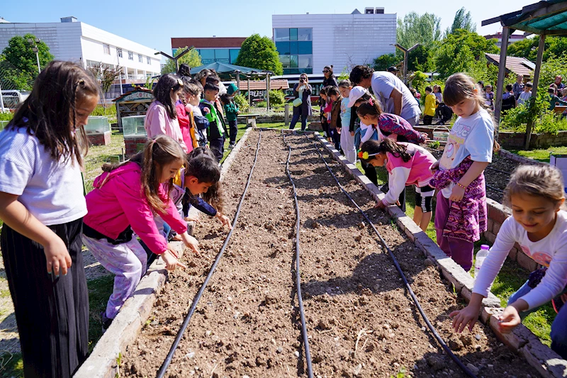FİDELER ÇOCUKLARIN ELİYLE TOPRAKLA BULUŞTU