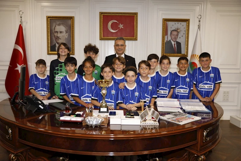 ŞAMPİYONLUK KUPASINI BAŞKAN İHSAN KURNAZ’A GETİRDİLER