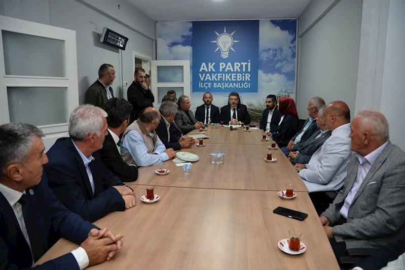 BAŞKAN GENÇ VAKFIKEBİR’DE MUHTARLARLA HİZMET İSTİŞARESİ YAPTI