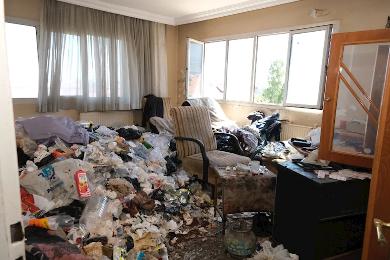 YUNUSEMRE YAŞLI ADAMIN EVİNDEN 1 KAMYON ÇÖP ÇIKARDI
