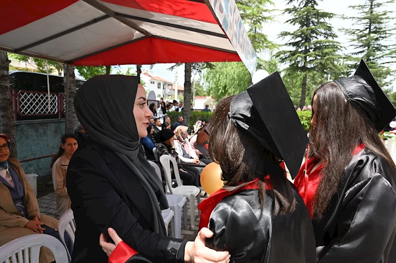 Eğitim Sorumlusu Meclis Üyemiz Zeynep Yılmaz, Emirdağ Anadolu Lisesi Mezuniyet Törenine Katıldı