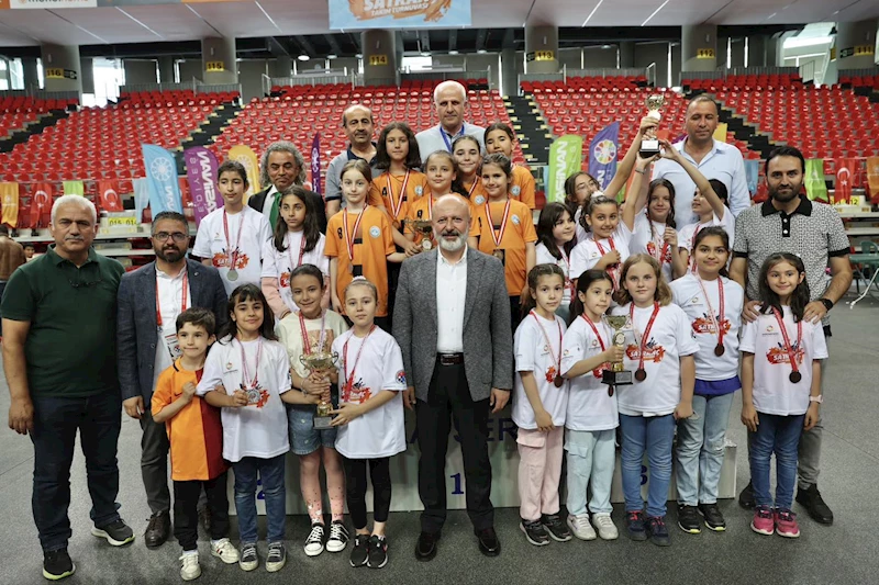 BAŞKAN ÇOLAKBAYRAKDAR, SATRANÇ TURNUVASININ ÖDÜLLERİNİ VERDİ