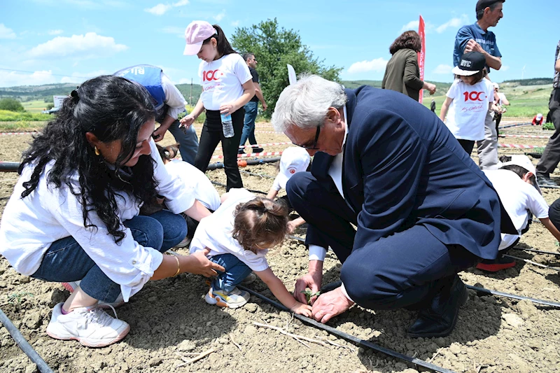 -“BİZ ÜRETMEYE DEVAM EDİYORUZ” PROJESİ KAPSAMINDA SEBZE VE MEYVE FİDELERİ TOPRAKLA BULUŞTU