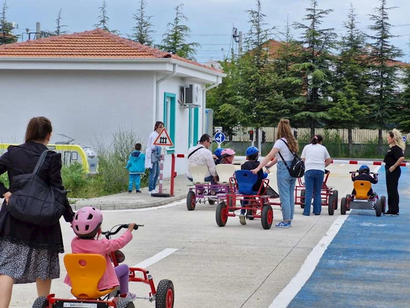 TRAFİK KURALLARINI PRATİK YAPARAK VE YAŞAYARAK ÖĞRENDİLER