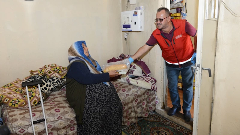 Evlerinde Yalnız Yaşayan Yaşlıların Yemekleri Büyükşehir’den