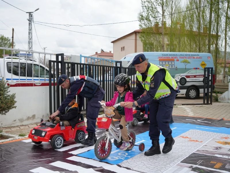 Jandarma Köy Okulu Miniklerine Şeker Tadında Trafik Eğitimi Verdi