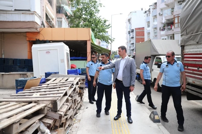 Konak Zabıtası Kaldırım İşgalini Bitirmekte Kararlı