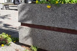 GAZİPAŞA CADDESİ’NDE ÇİÇEKLER SÖKÜLÜP YERE ATILDI