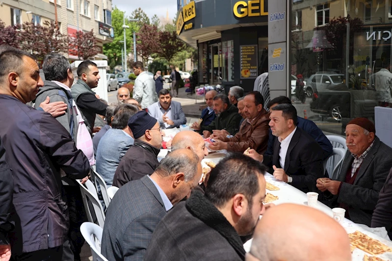 Başkan Arı, Belediye Caddesi Esnaflarıyla Kahvaltıda Buluştu