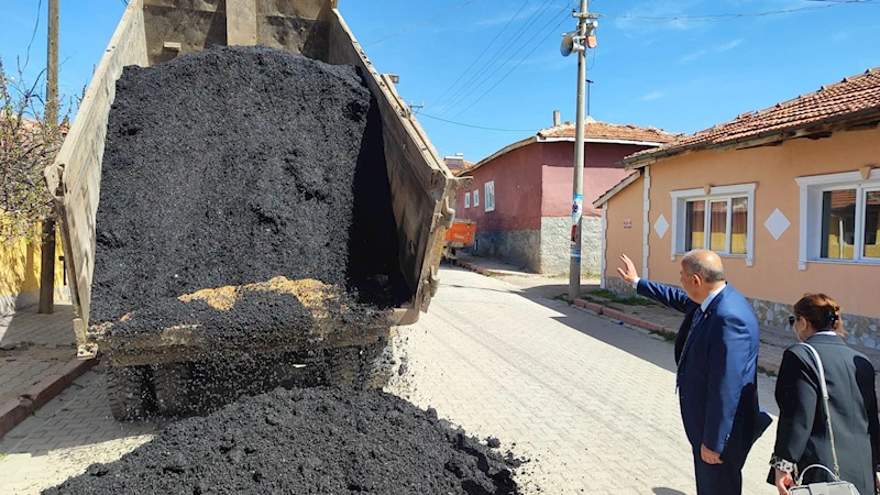 Doğal gaz çalışmaları sebebiyle zarar gören yollara asfalt atıldı.