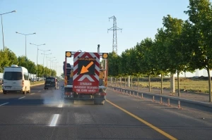 Bulvar ve caddelerde yol çizgileri yenileniyor