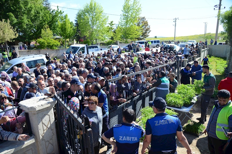 GERİ DÖNÜŞÜM KAMPANYASINA KATILAN YERLİ ÜRETİCİLER FİDELERİNİ ALIYOR