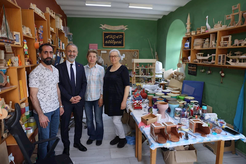 Başkan Özmen’den el emeğinin kazanca dönüştüğü mağazalara ziyaret