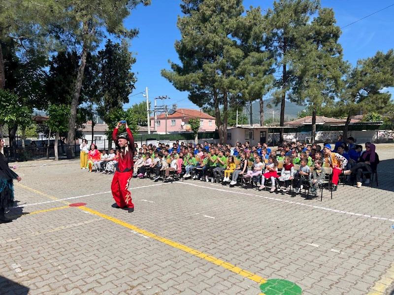 YUNUSEMRE KENT TİYATROSU HALITLI’DA ÖĞRENCİLERLE BULUŞTU