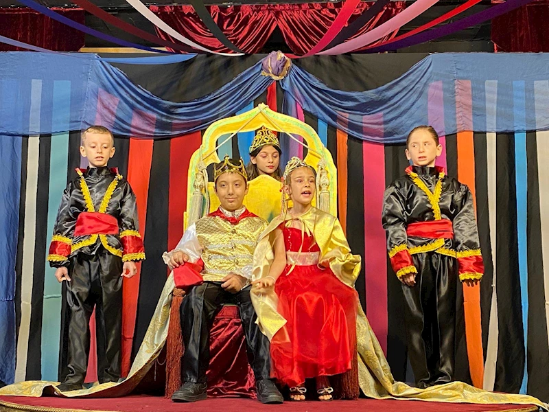 İZMİT SANAT AKADEMİ, TİYATRO FESTİVALİ İLE MİNİK YETENEKLERİ SAHNEYE TAŞIDI