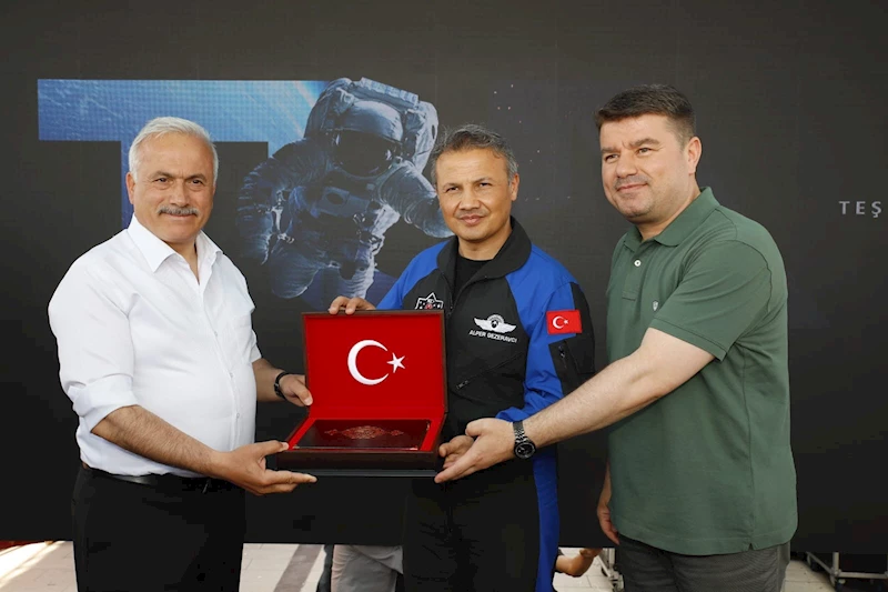 TÜRKİYE’NİN İLK ASTRONOTU ALPER GEZERAVCI UZAY YOLCULUĞUNU BİLİM FESTİVALİNDE PAYLAŞTI