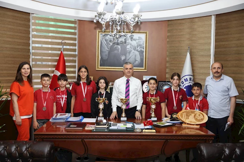 MERKEZ ORTAOKULU SPORCU ÖĞRENCİLERİMİZDEN BAŞKANIMIZA ZİYARET