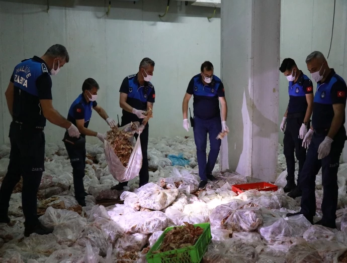 HALİLİYE ZABITASINDAN DEPO BASKINI: 10 TON KOKMUŞ TAVUK ETİ BULUNDU