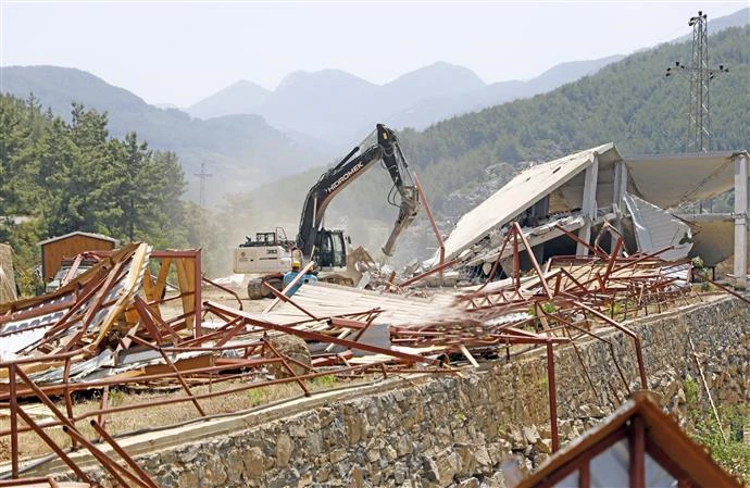 MUTLAK KORUMA ALANINDAKİ RUHSATSIZ 34 ÇARDAK VE BETONARME İNŞAAT YIKILDI