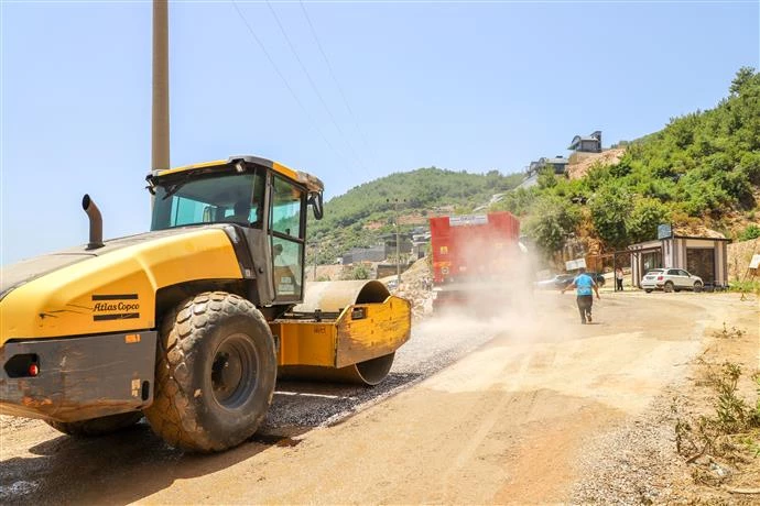 ALANYA BELEDİYESİ BOZUK VE ESKİMİŞ YOLLARI YENİLİYOR