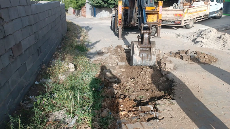 BAŞKAN AKPINAR: KİLİT PARKE TAMİR ÇALIŞMALARIMIZ HIZ KESMEDEN DEVAM EDİYOR