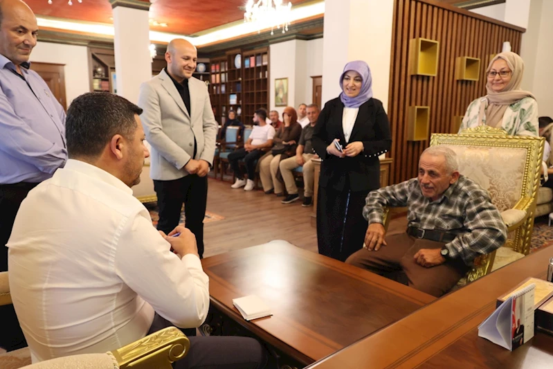 Başkan Arı, Gençler, Esnaflar Ve Vatandaşlarla Bir Araya Geldi