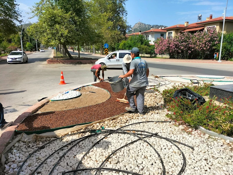 Kemer’de kavşak ve refüjlerde bakım çalışması