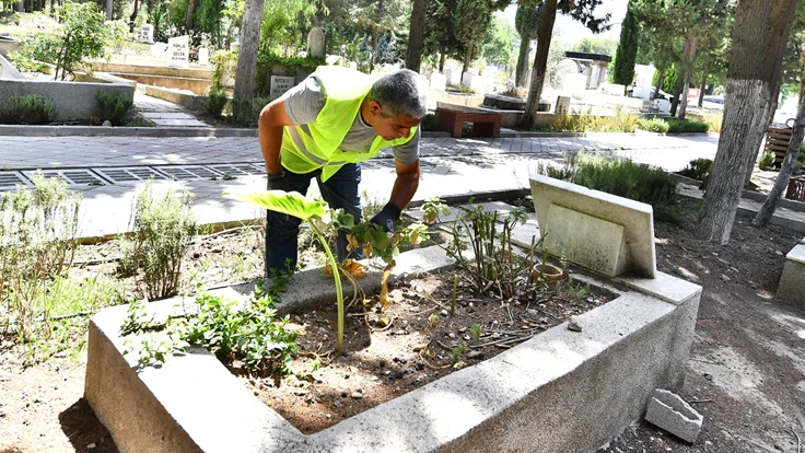 İzmir’de bayram öncesi mezarlıklar için özel bakım