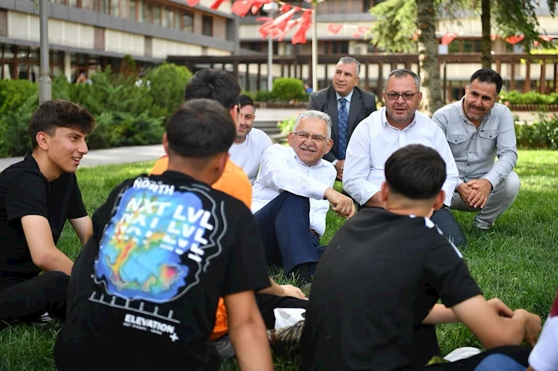 Başkan Büyükkılıç’ın Gençlerle Park Keyfi