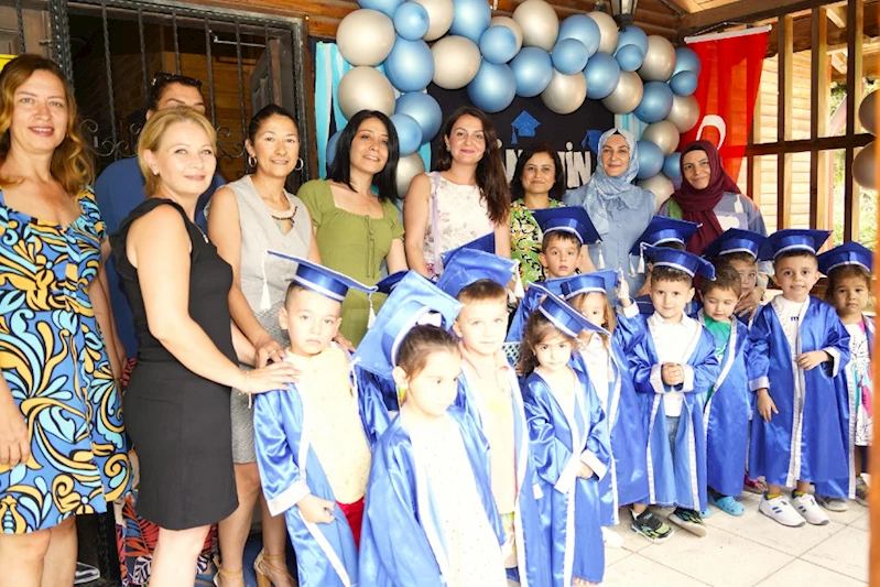 YUNUSEMRE’NİN MİNİKLERİ KARNE ALIP KEP ATTI
