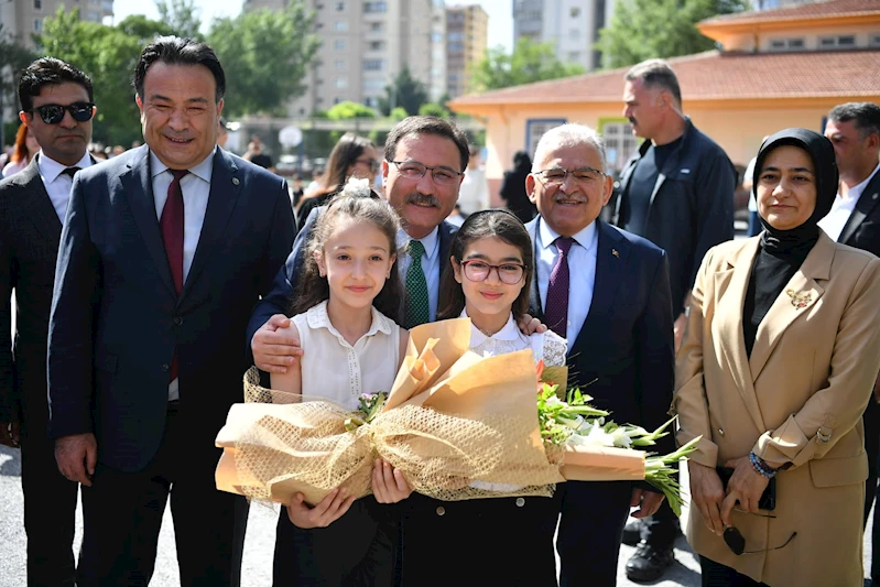 Başkan Büyükkılıç, Vali Çiçek İle Öğrencilerin Karne Coşkusuna Eşlik Etti