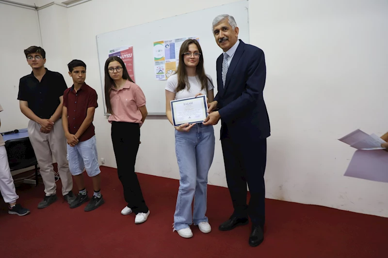 BAŞKAN HALLAÇ, ÖĞRENCİLERİN KARNE SEVİNCİNE ORTAK OLDU