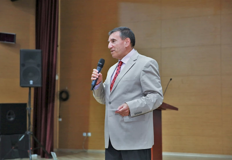 Üstün Dökmen’den motivasyon semineri