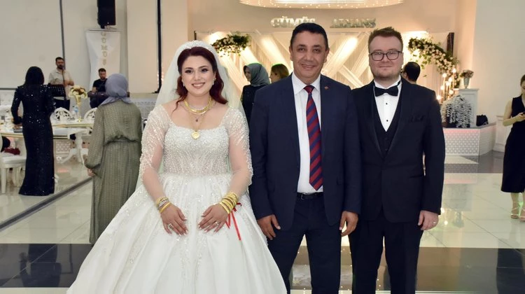 BAŞKANIMIZ, AYPERİ KAÇIRAN VE RÜÇHAN ARSLAN ÇİFTİNİN DÜĞÜN TÖRENLERİNE KATILDI