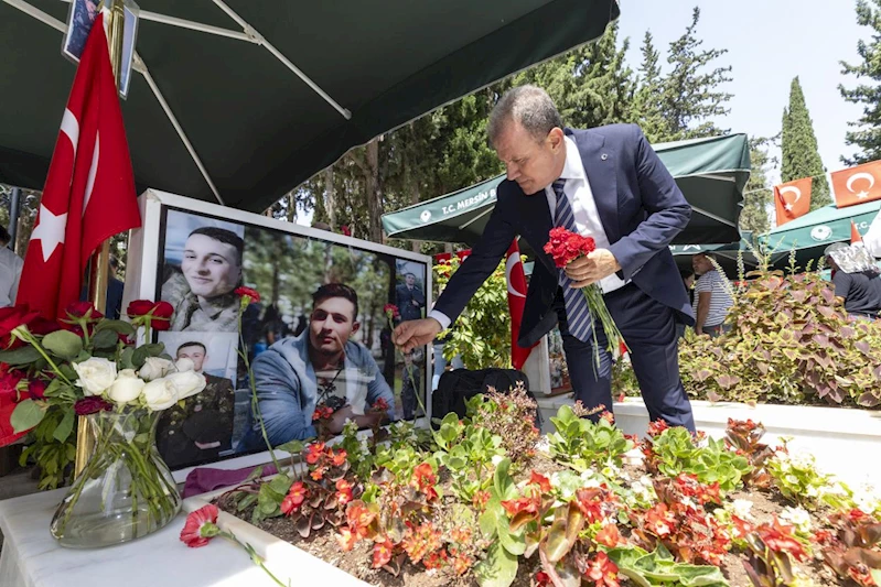 Başkan Seçer, Bayram Arifesinde Şehitliği Ziyaret Etti, Protokolle Bayramlaştı