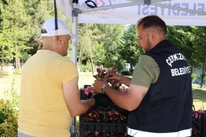 KABİR ZİYARETİNE GELENLERE ÇİÇEK DAĞITIMI YAPILDI