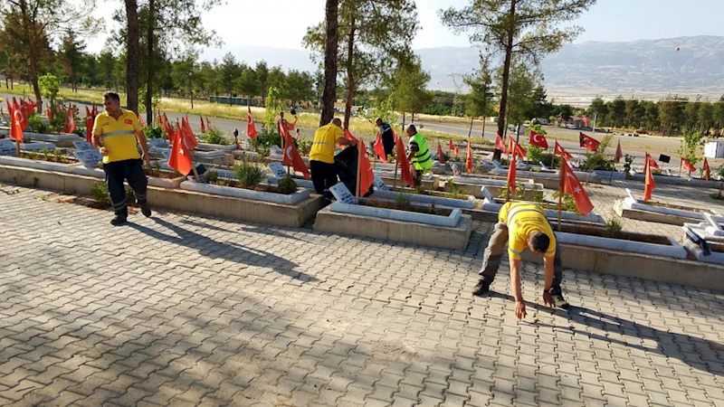 Şehitlik ve Mezarlıklar Bayrama Hazırlandı