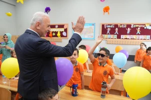BAŞKAN YILDIRIM ÇOCUKLARIN KARNE HEYECANINI PAYLAŞTI