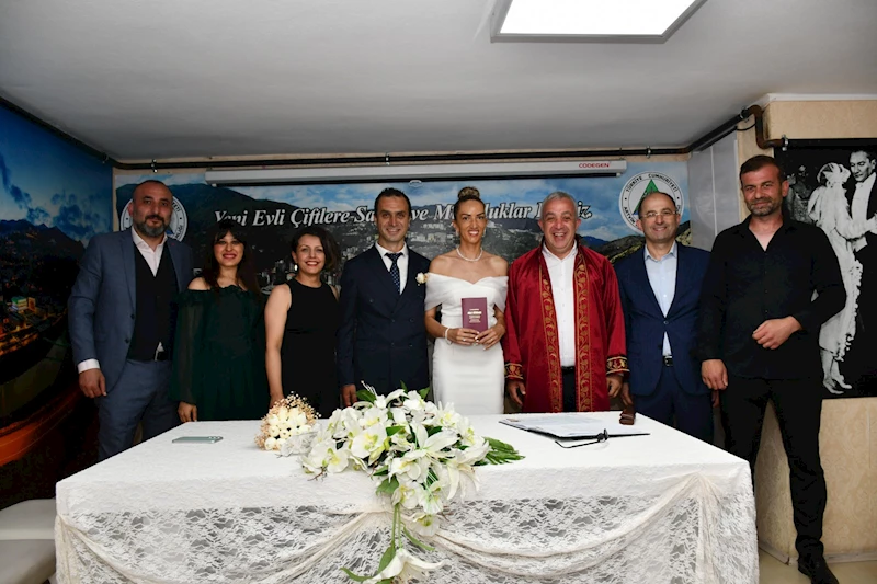 BELEDİYE BAŞKANIMIZ SAYIN BİLGEHAN ERDEM, GÜLŞEN TORUN VE ERKAN YILMAZ ÇİFTİNİN NİKAH AKDİNİ GERÇEKLEŞTİRDİ.