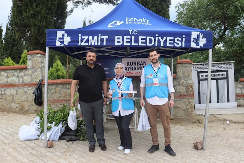 İZMİT BELEDİYESİNDEN MEZARLIK ZİYARETİNDE BULUNAN VATANDAŞLARA DEFNE FİDESİ