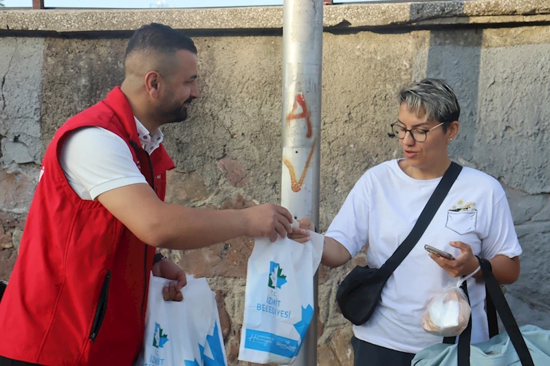 İZMİT BELEDİYESİ SERVİS BEKLEYEN EMEKÇİLERİ YİNE UNUTMADI