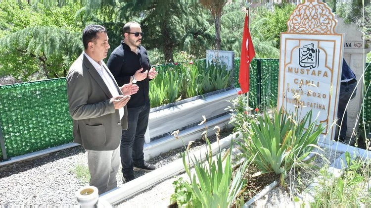 BAŞKANIMIZ, MERHUM BELEDİYE BAŞKANLARIMIZ VE ŞEHİTLERİMİZİN MEZARLARINI ZİYARET ETTİ