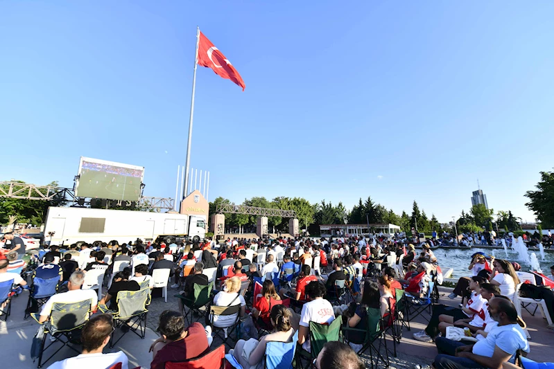 MANSUR YAVAŞ MİLLİ MAÇI BAŞKENTLİLERLE BİRLİKTE İZLEDİ