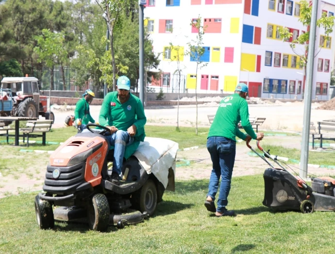 HALİLİYE BELEDİYESİNDEN 6 PARKTA HUMMALI PEYZAJ ÇALIŞMASI