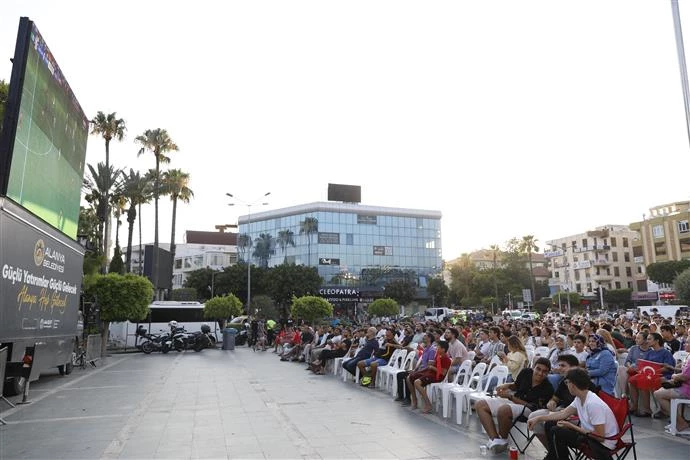 ALANYA BELEDİYESİ’NDEN MİLLİ MAÇA DEV EKRANLI DESTEK
