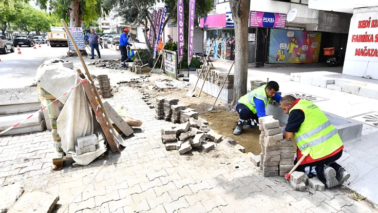İzmir’de kaldırımlar yenileniyor