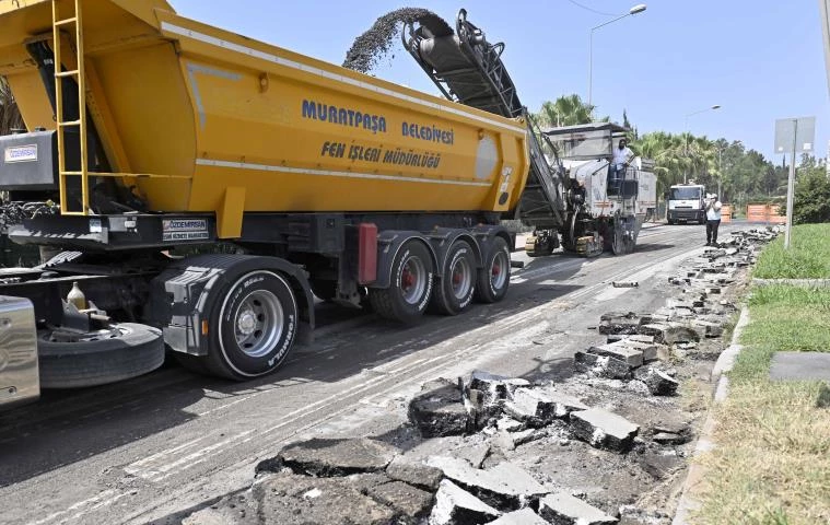 Lara Caddesi’ne sıfır asfalt