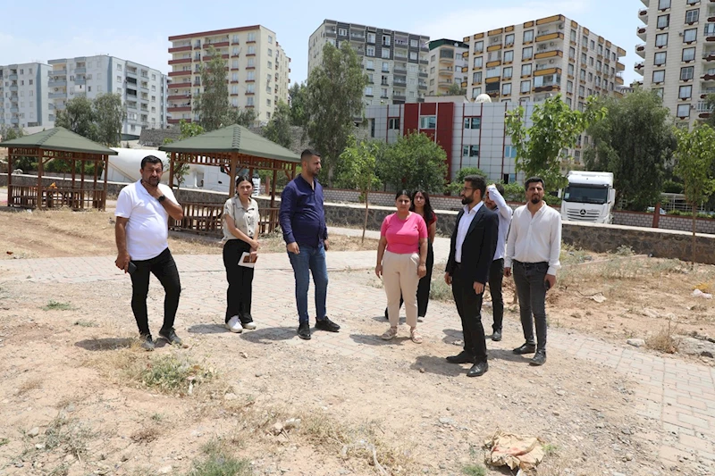 Eş Başkanlarımız Güler Yerbasan ve Abdurrahim Durmuş, Konak Mahallesinde 10 dönümlük alan üzerinde bulunan parkta incelemelerde bulundu.